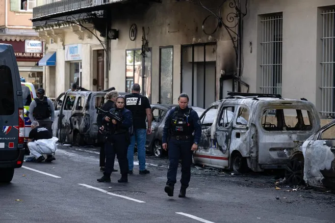 Quatre voitures ont été brûlées devant un commissariat à Cavaillon.
