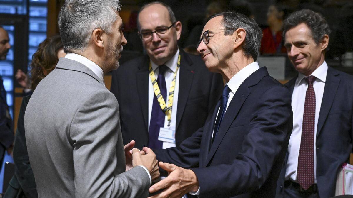 Fernando Grande-Marlaska saluda al nuevo ministro de Interior francés, Bruno Retailleau.