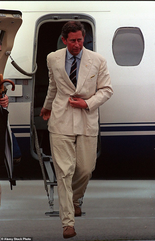 Charles sort d'un avion pour continuer sa tournée en Australie et en Nouvelle-Zélande