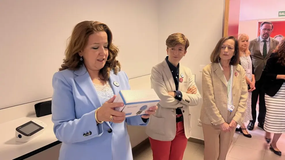 La consejera de Sanidad, Fátima Matute, durante una visita al nuevo hospital de día infanto-juvenil pour patients avec trouble mental grave.