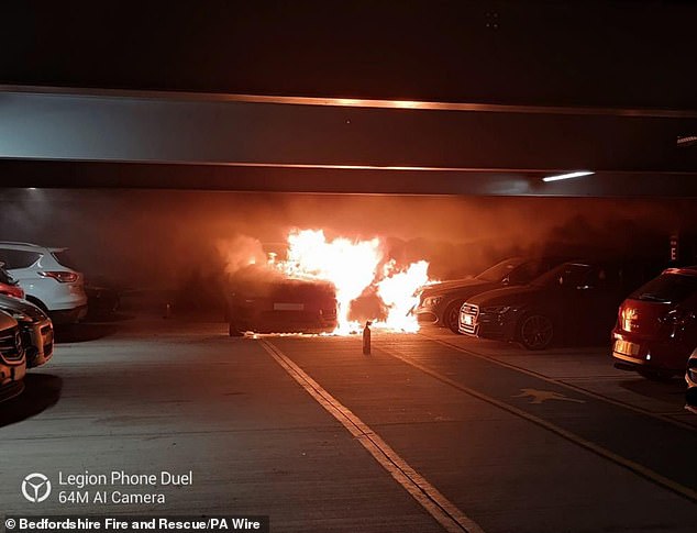 Le Range Rover Sport juste avant l'incendie à l'aéroport de Luton