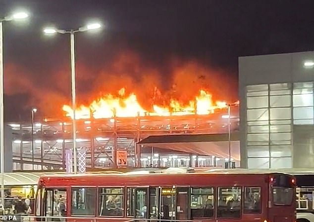 Le conducteur appelle les services d'urgence après avoir arrêté le véhicule