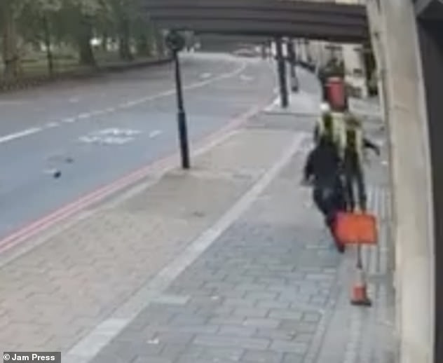 Un travailleur se fait voler son téléphone