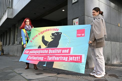 Deux femmes avec un banner : demande de soulagement