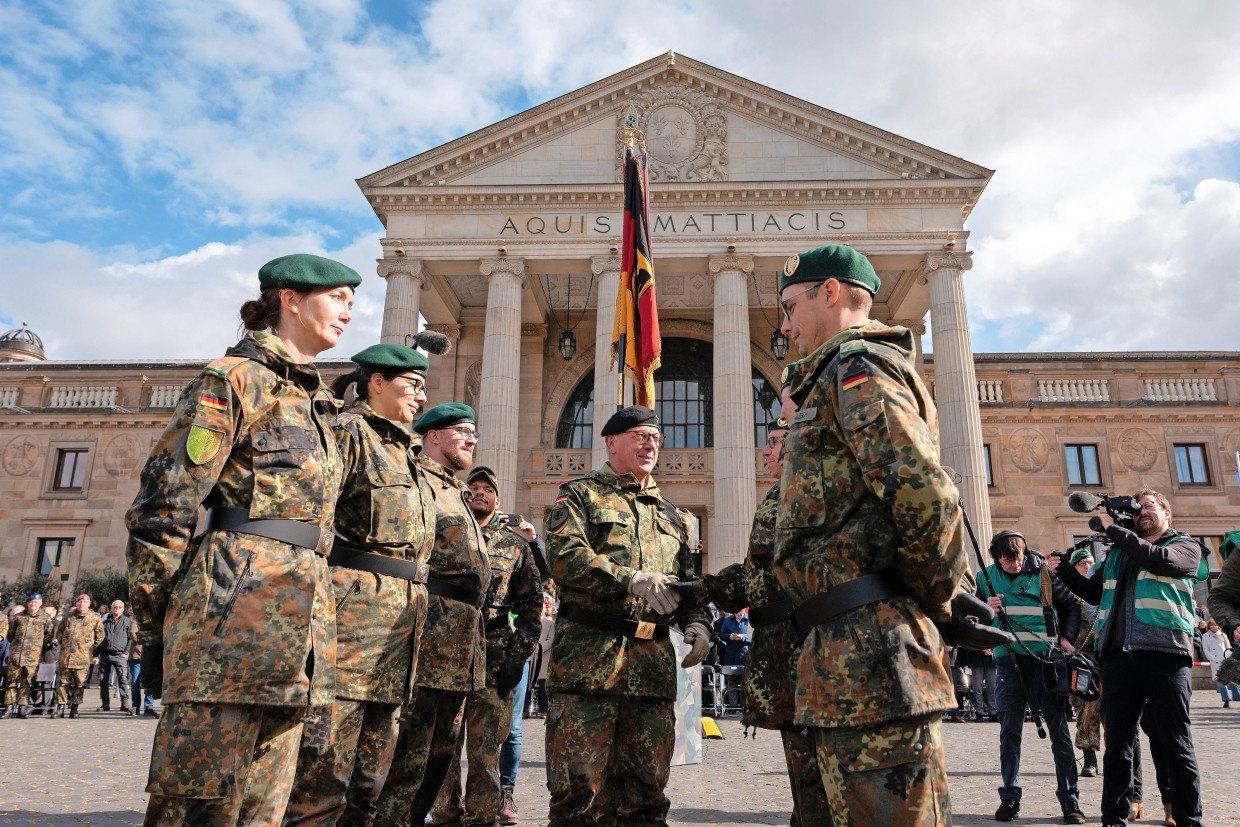 Freiwillige: Generalmajor Andreas Henne bedankt sich bei Rekrutinnen und Rekruten des Projekts „Ausbildung Ungedienter für die Reserve“ nach ihrem feierlichen Gelöbnis.