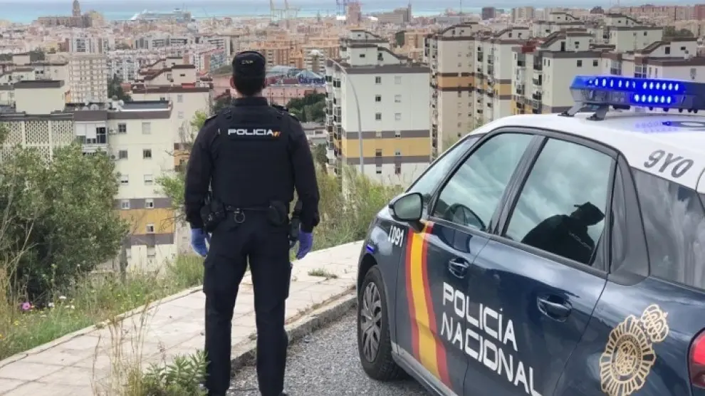 Un agente de la Policía Nacional en Málaga capital.