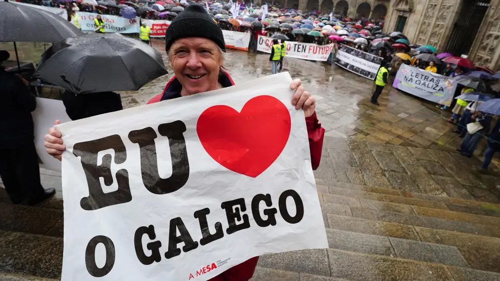Un homme en une manifestation en défense de la langue gallega.