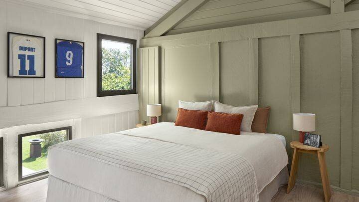 Chambre décorée de maillots et trophées d'Antoine Dupont