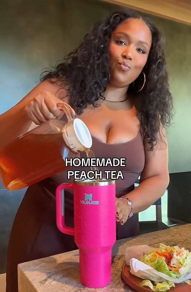 Lizzo savourant son dîner de poulet grillé, carottes et asperges.