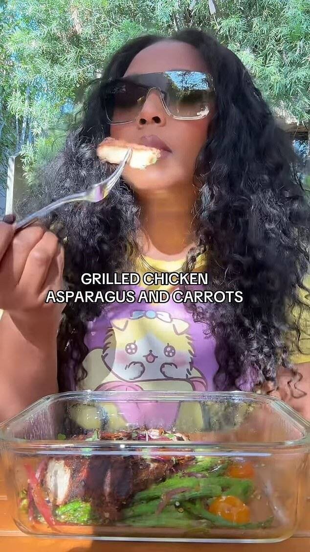 Lizzo mange son dîner de poulet grillé, carottes et asperges.