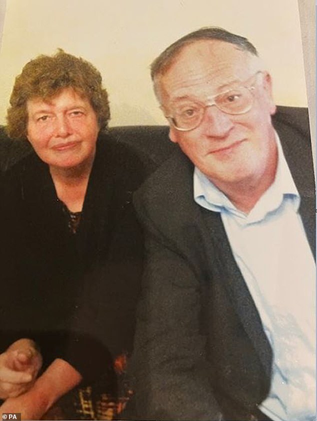 Lois et John McCullough, les parents de Virginia.