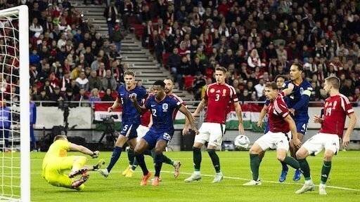 Denzel Dumfries maintient les Pays-Bas en lice pour les quarts