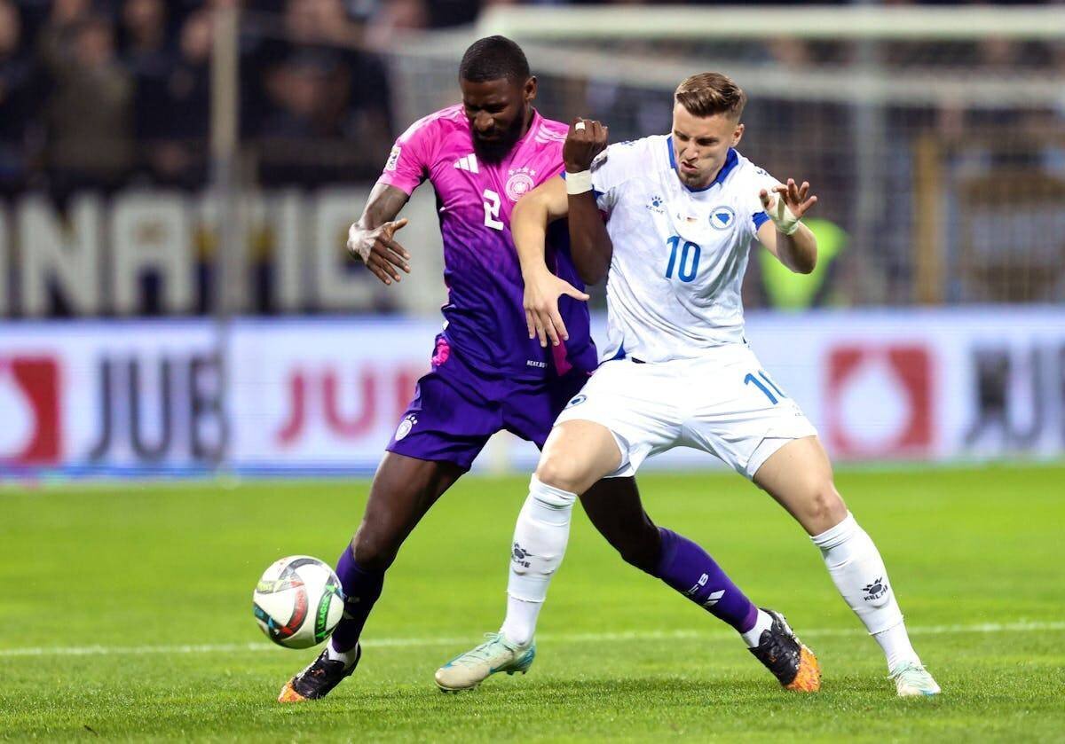 Ermedin Demirovic en duel avec Toni Rüdiger