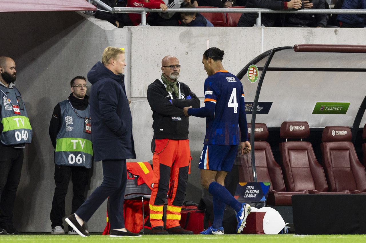 Virgil van Dijk reçoit un carton rouge.