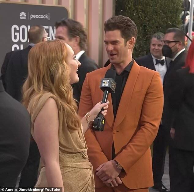Amelia Dimoldenberg et Andrew Garfield flirtant