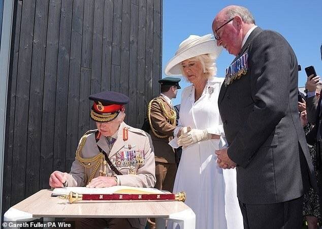 Le 73 ans, à droite, a aidé à établir le récemment ouvert Centre Winston Churchill à Ver-sur-Mer.