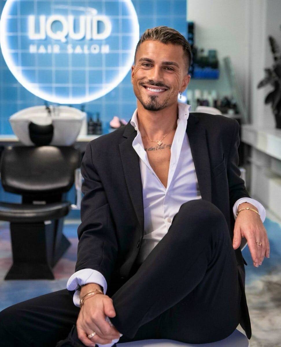 Stylist Simone Rigliaco du Liquid Hairsalon à Zurich.