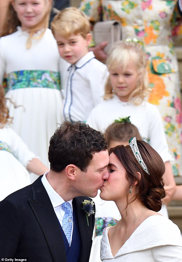 Le couple s'embrassant sur les marches de la chapelle Saint-Georges