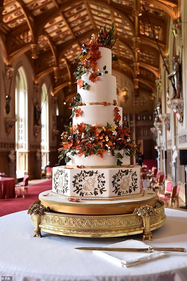 Le gâteau à étage composé de couches de velours rouge et de chocolat