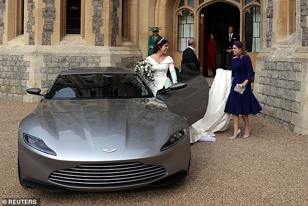 Le père de la mariée attendant à la porte du château pour aider Eugenie à monter dans la voiture