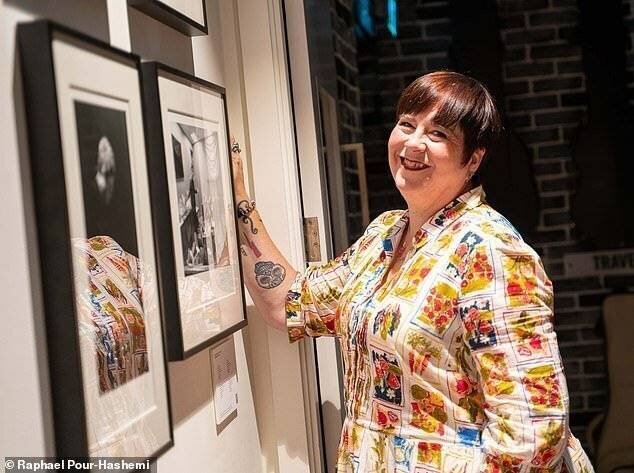 Sharon Latham lors du lancement de son exposition A New World Blazing