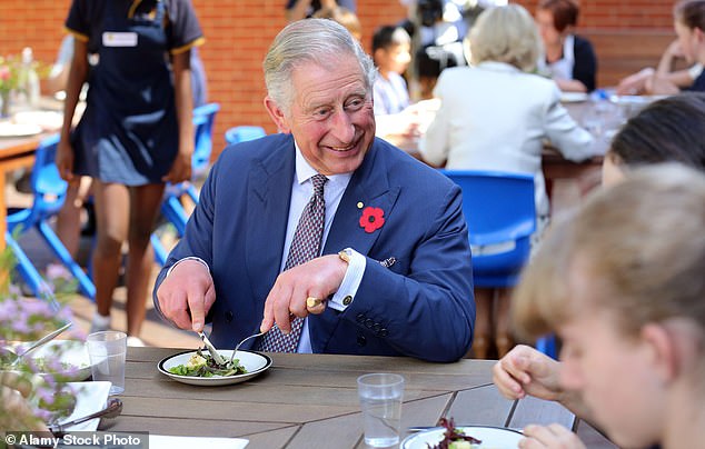 Le roi Charles en compagnie d'autres convives lors de la tournée royale en Australie en 2012