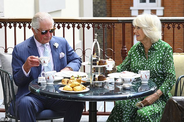 Le roi et la reine profitant d'un goûter lors d'une visite à un théâtre à Londres en 2021