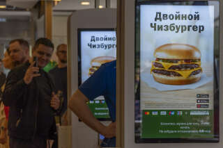 L’ancienne chaîne de restauration rapide McDonald’s lors de sa réouverture sous un nouveau nom, 'Vkousno i totchka', à Moscou, en Russie, le 12 juin 2022.