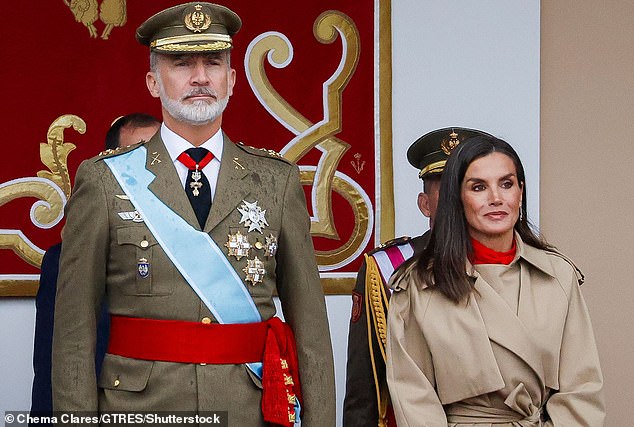 Le Roi Felipe et la Reine Letizia lors du défilé militaire à Madrid