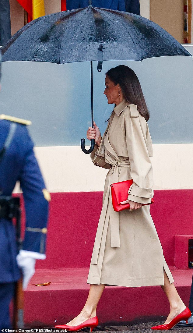 La Reine Letizia avec un parapluie