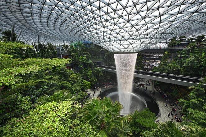 Avec une chute de 40 mètres de hauteur, Jewel, à l’aéroport de Changi, à Singapour, est la plus grande cascade en intérieur du monde.