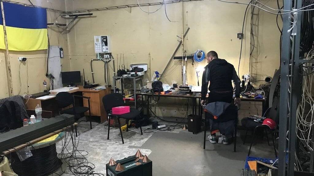 Atelier à Nikopol où les habitants fabriquent des outils pour l'armée
