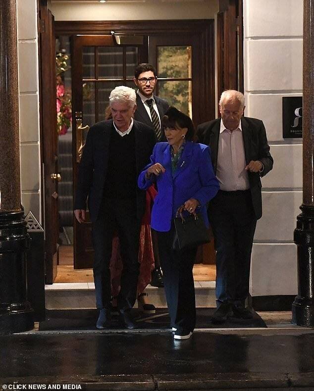 Phillip Schofield dans une tenue élégante