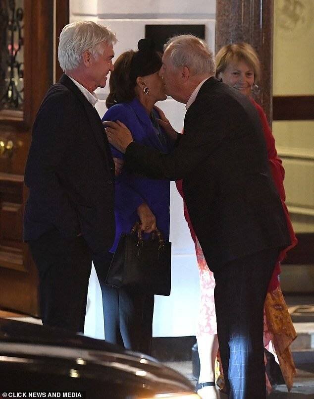 Gyles embrassant sa femme