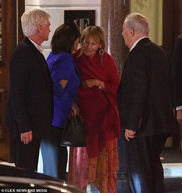 Phillip Schofield faisant une déclaration