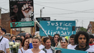 Les proches, amis et personnes en deuil lors d’une marche commémorative à la mémoire de Lindsay, à Vendin-le-Vieil (Pas-de-Calais), le 18 juin 2023.