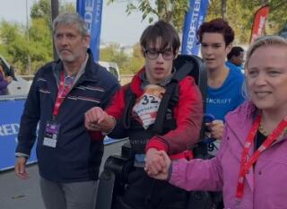 Valentin Muguet, terminant les 20 km de Paris en exosquelette accompagné de ses parents, le 13 octobre 2024.