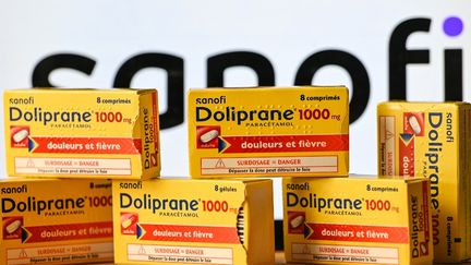Des boîtes de Doliprane, le 13 octobre 2024 à Bayeux (Calvados). (ARTUR WIDAK / AFP)