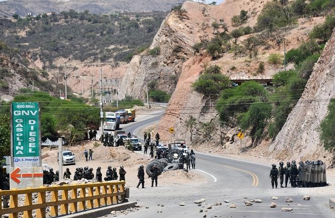 Des partisans de l’ancien président bolivien Evo Morales se heurtent à la police antiémeute lors d’un barrage routier à Parotani, en Bolivie, le 14 octobre 2024.