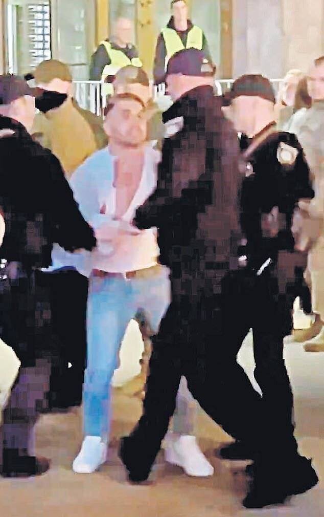 Un homme terrorisé se débat alors qu'il est emmené vers un bureau de recrutement militaire à Kyiv