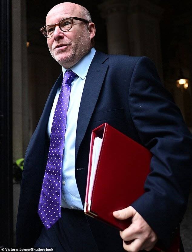 Lord Hermer dans une discussion avec la police