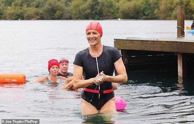 Gabby Logan nage en eau froide