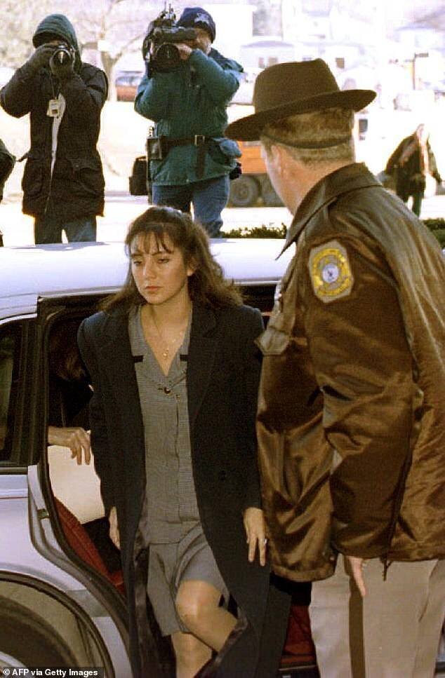 Lorena arrivant au tribunal en Virginie en 1994 pour le premier jour de son procès.