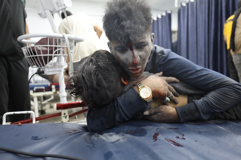 Grièvement blessé, un homme pleure un proche tué lors d'un bombardement israélien dans le nord de Gaza.