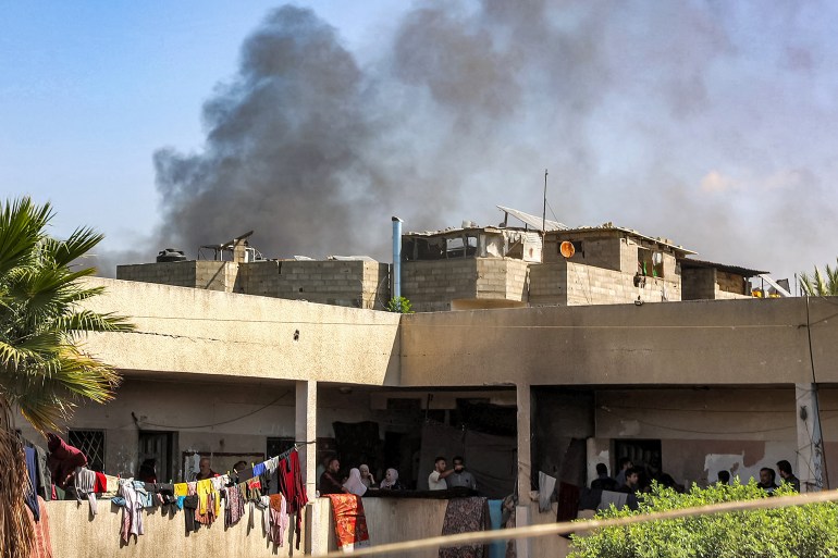 Des gens se rassemblent dans une école servant de refuge à Jabalia, alors que les bombardements continus rendent la situation critique.