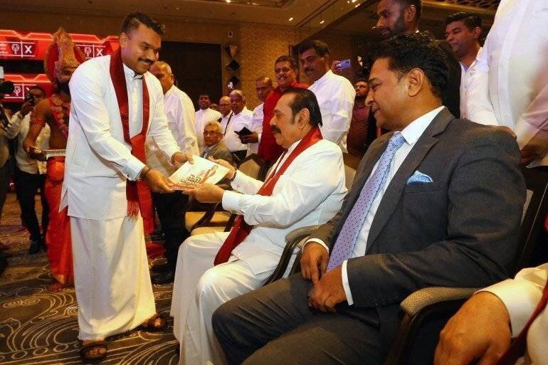 Namal Rajapaksa distribue son manifeste électoral