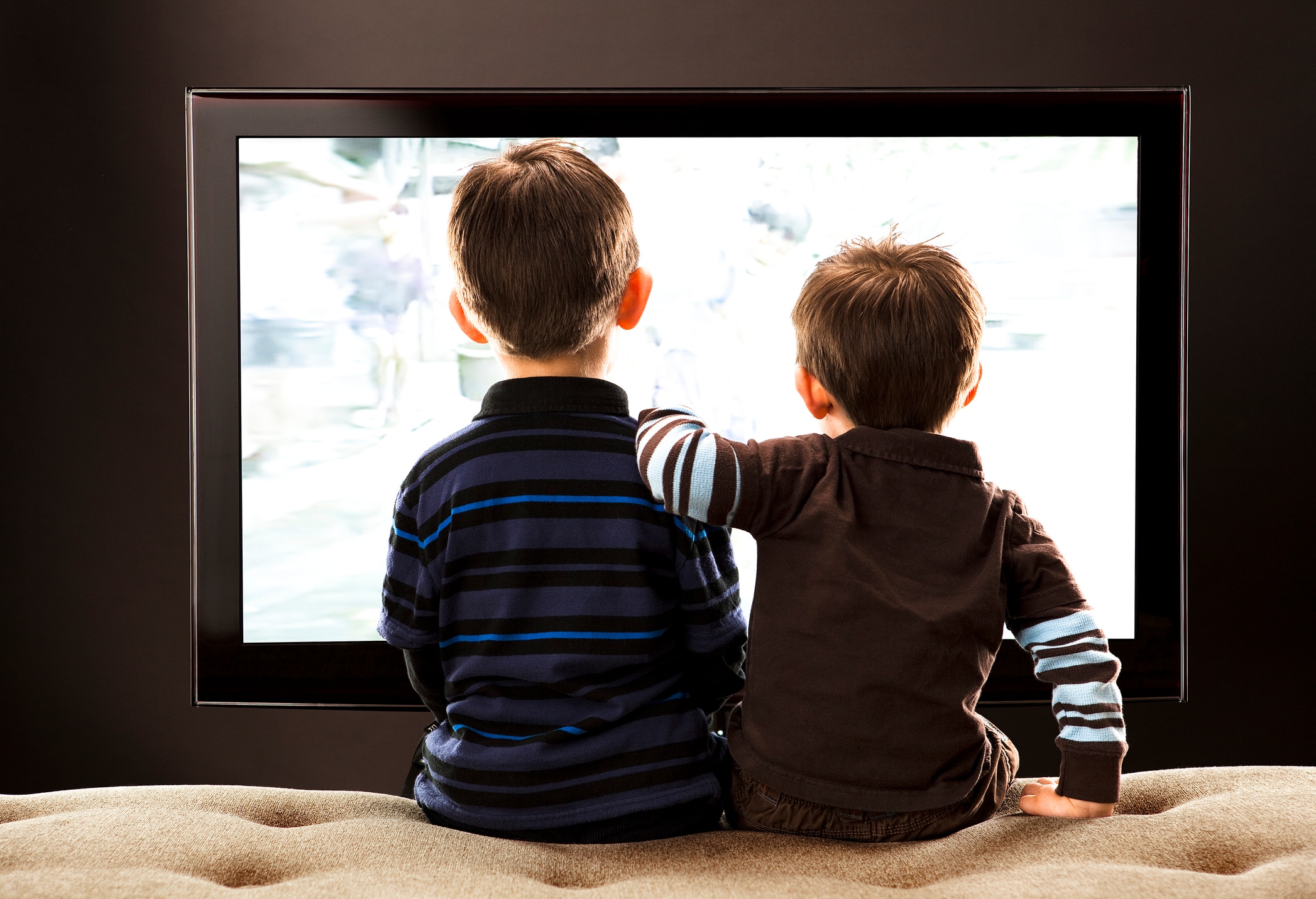 Enfants devant la télévision