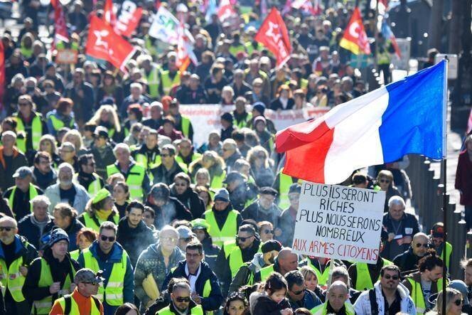Des « gilets jaunes » manifestent à Marseille, le 5 février 2019.