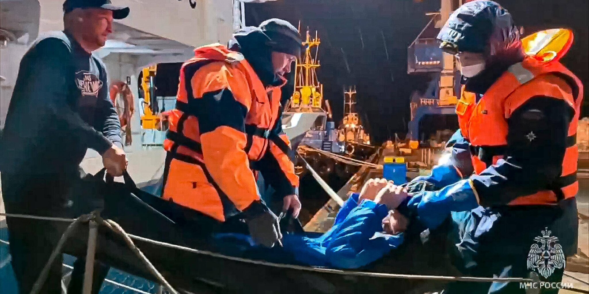 Russe dans le canot avec deux personnes décédées - sauvetage après deux mois