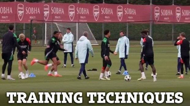 Mikel Arteta entraînant les jeunes joueurs d'Arsenal